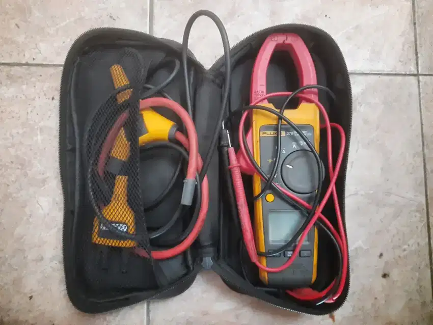 Multimeter Fluke 376 True-rms AC/DC Clamp Meter dengan iFlex