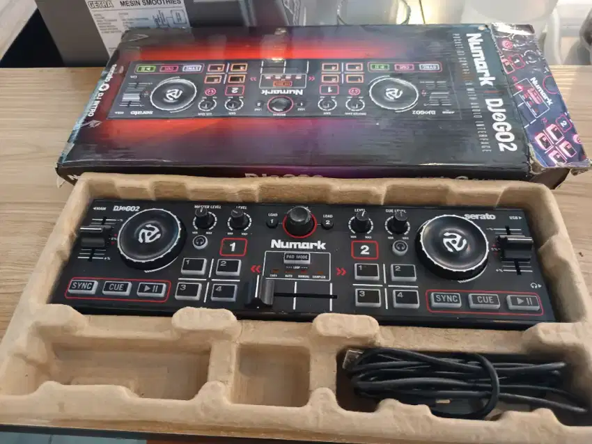 DJ controller mini Numark DJ2GO2 bekas