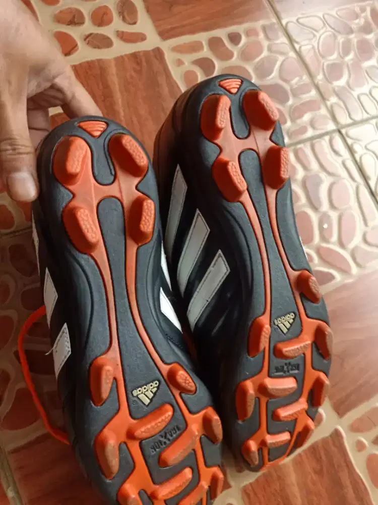 Sepatu sepakbola adidas ukuran 45