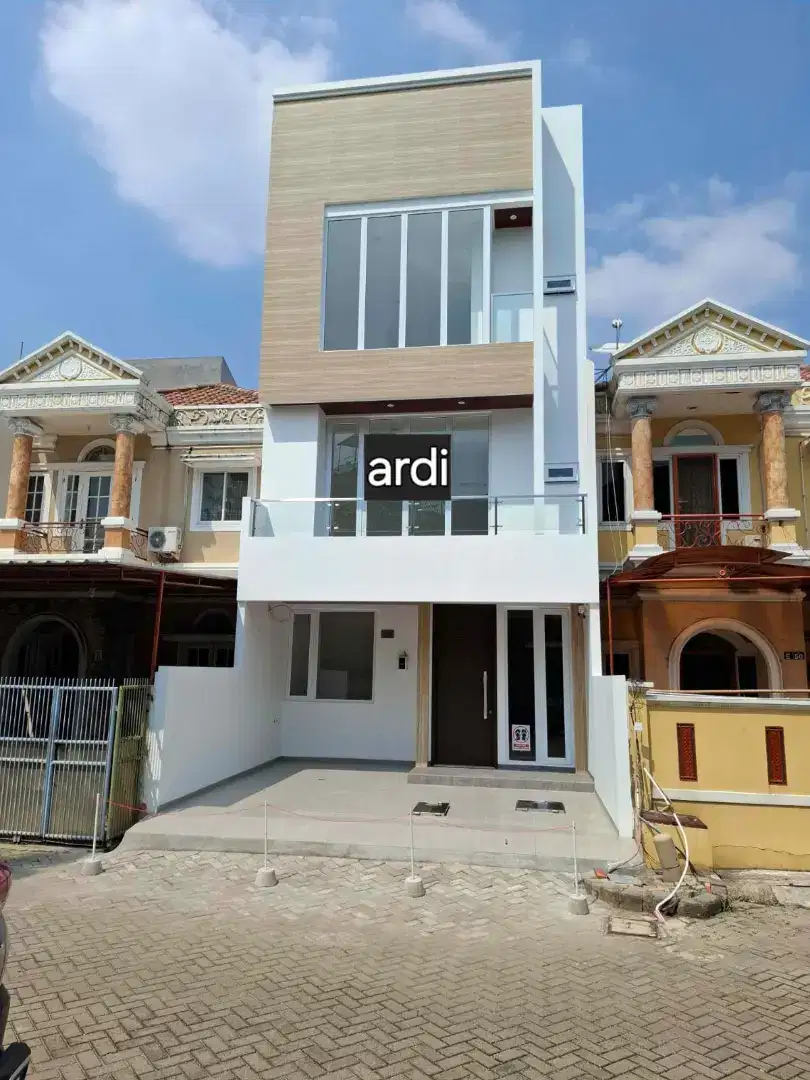 Dijual rumah baru 3 lantai depan taman City Resort malibu