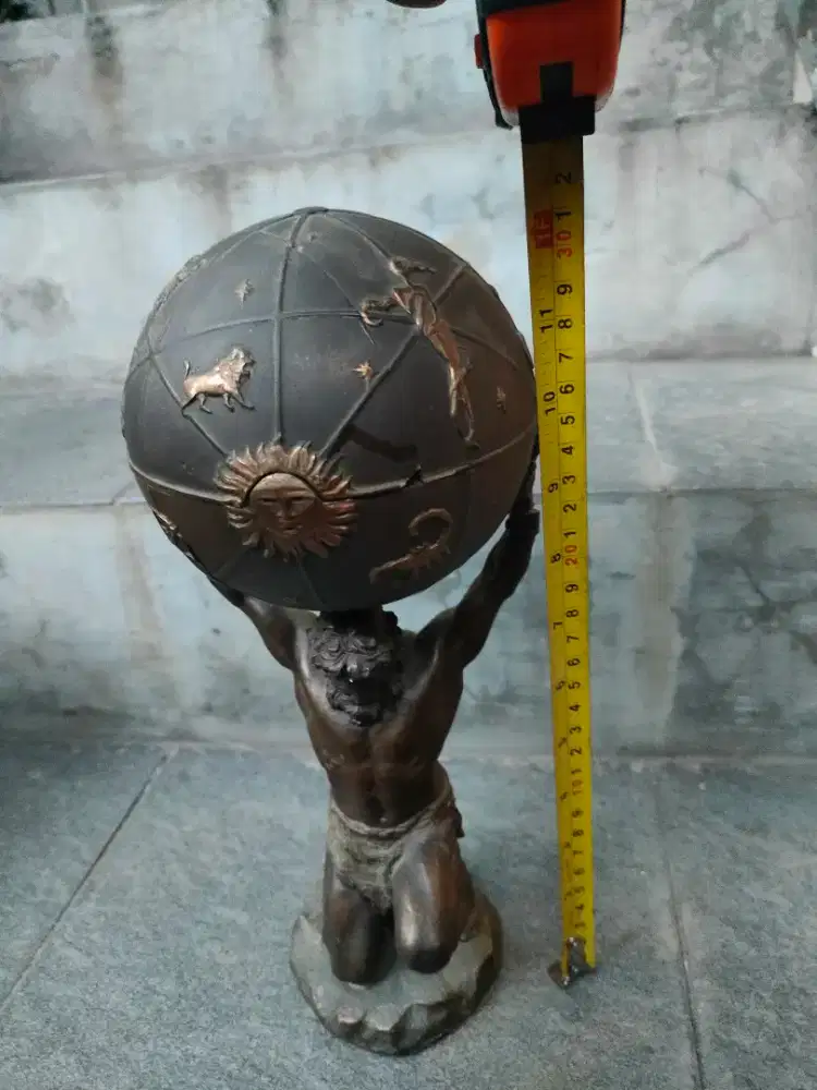 Patung Dewa Atlas bahan Resin