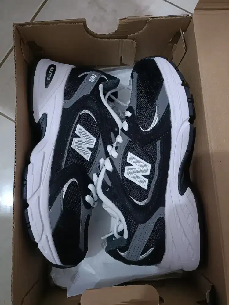 Sepatu sneakers running Nb