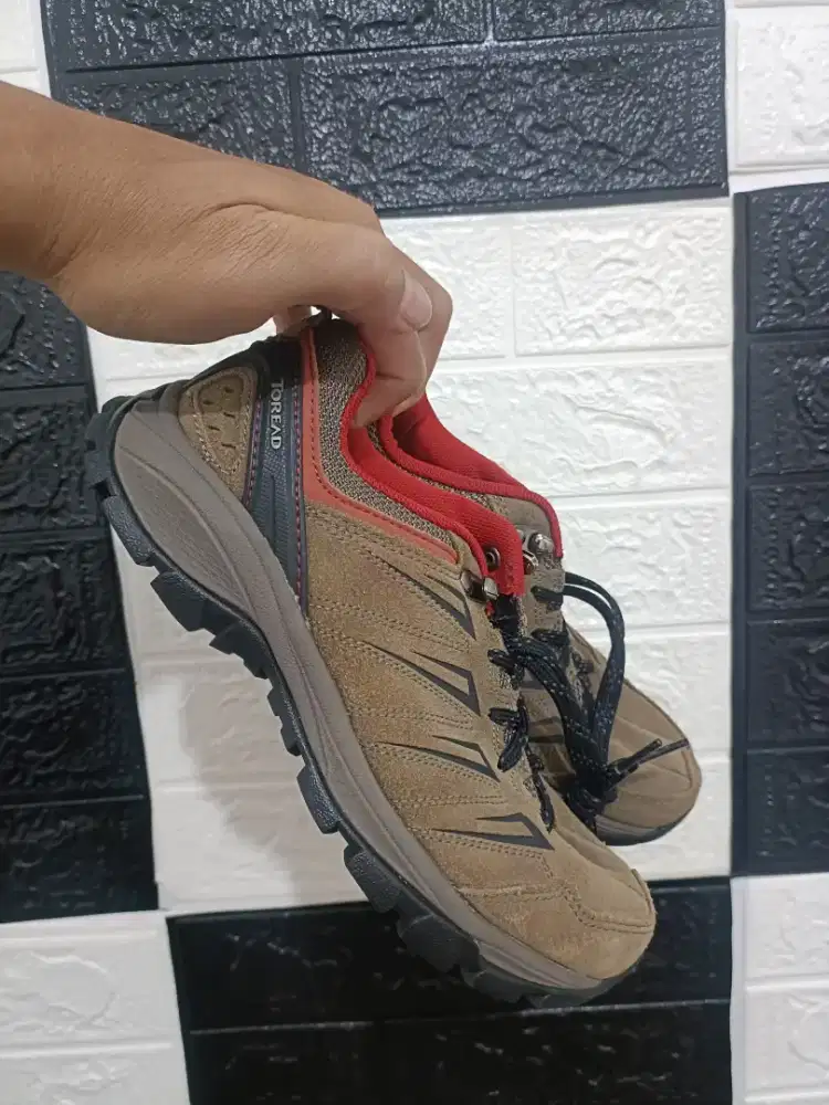 Sepatu outdoor sepatu gunung