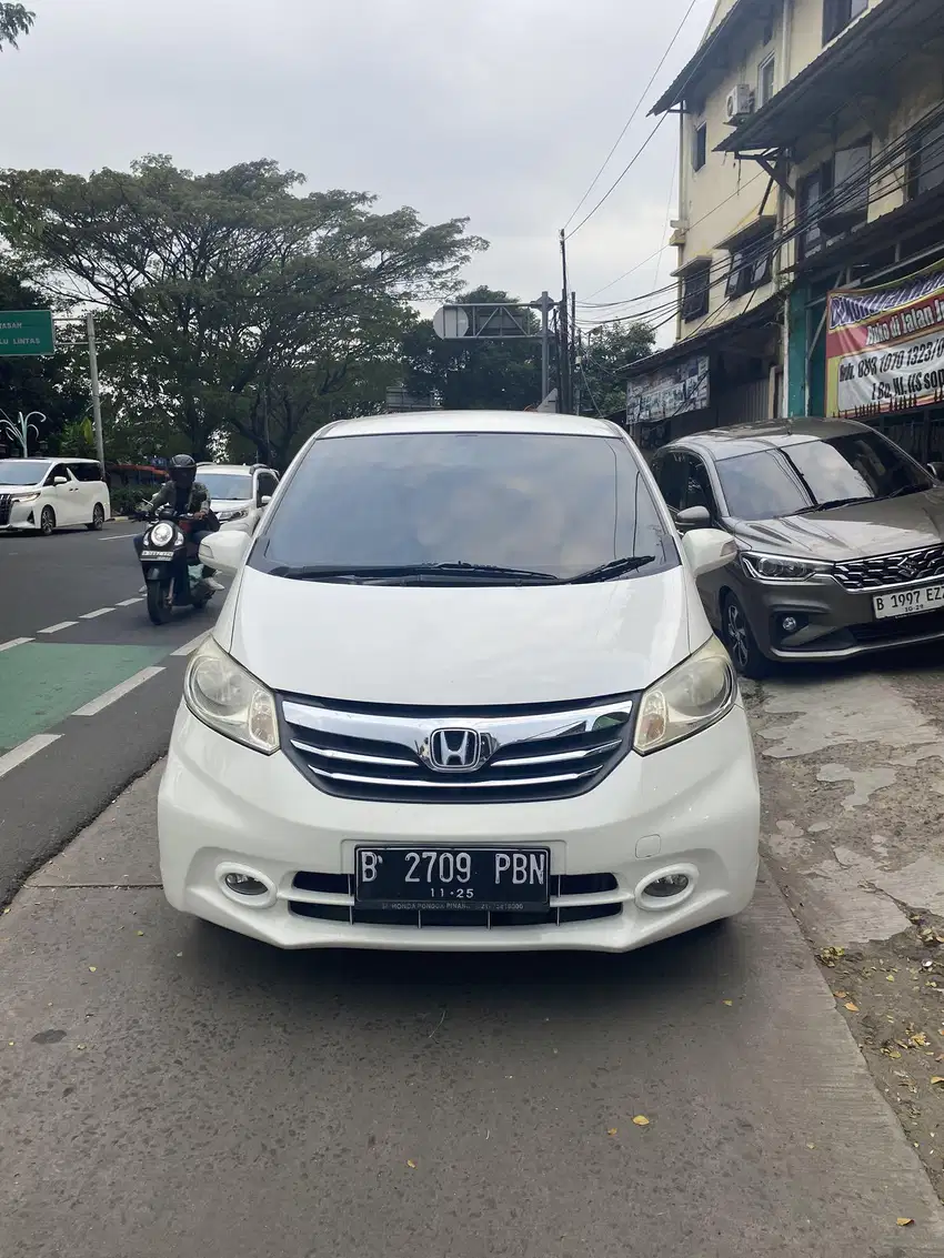 Honda Freed 2015 Putih Metalik Termurah