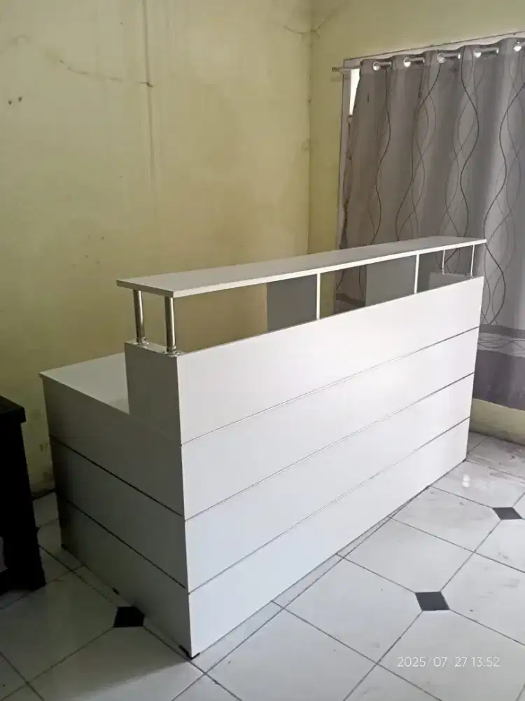MEJA KASIR MEJA RECEPTIONIST P2M WARNA FULL PUTIH LIST STSINLES