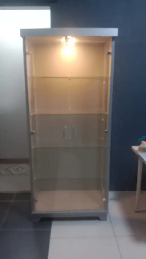 LEMARI HIAS KACA PAJANGAN LEMARI SUDUT MINIMALIS FREE LAMPU