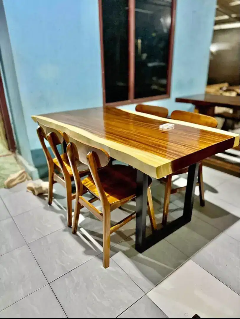 Meja makan kayu solid murah