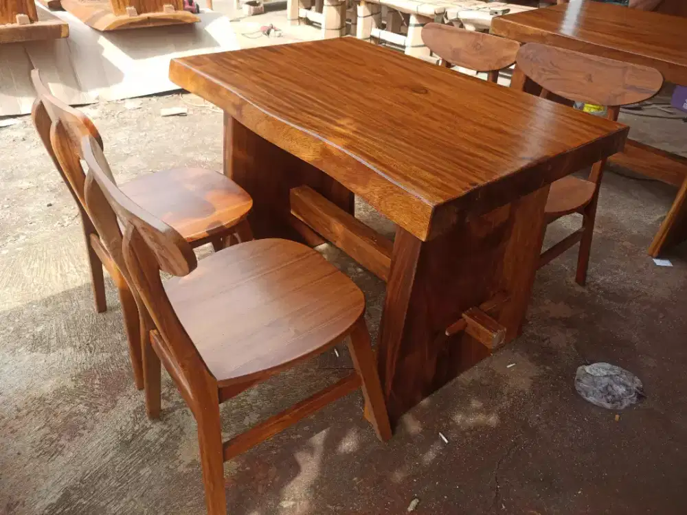 Meja makan trembesi solid kursi 4
