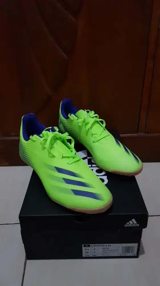Sepatu futsal adidas