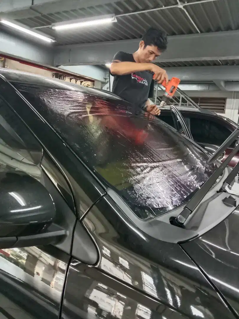 Ahlinya pemasangan kaca film mobil dan gedung