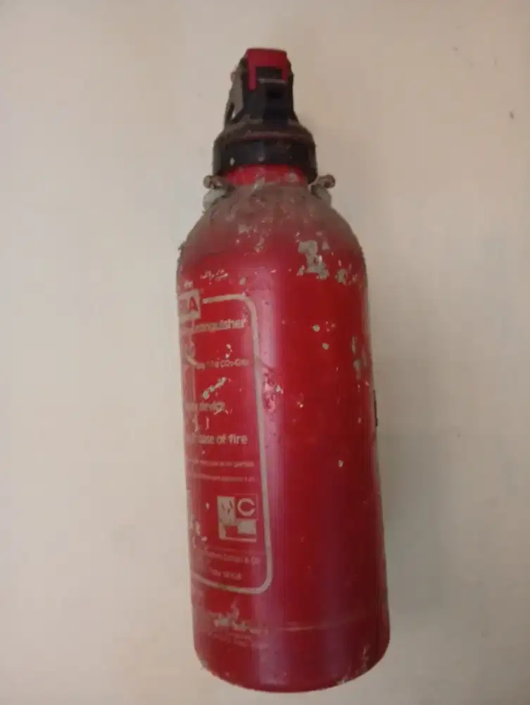 Tabung pemadam kebakaran, blm pernah dipakai isi masih penuh.