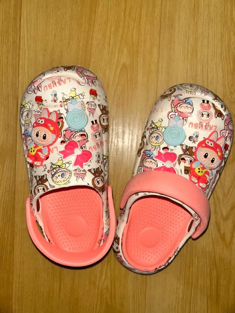 Sandal Clog Anak Motif Kartun LABUBU - Pink Putih (Preloved Like New)
