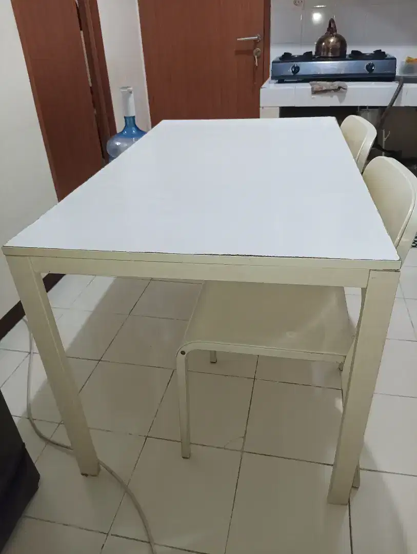 Dijual 1 Paket Meja Makan Plus 4 Kursi, Merek IKEA (Nego)