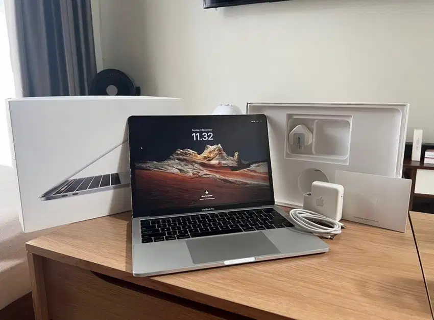Macbook Pro 13inch 2018 touchbar/2.3GHz/i5/16gb/512gb/NEGO