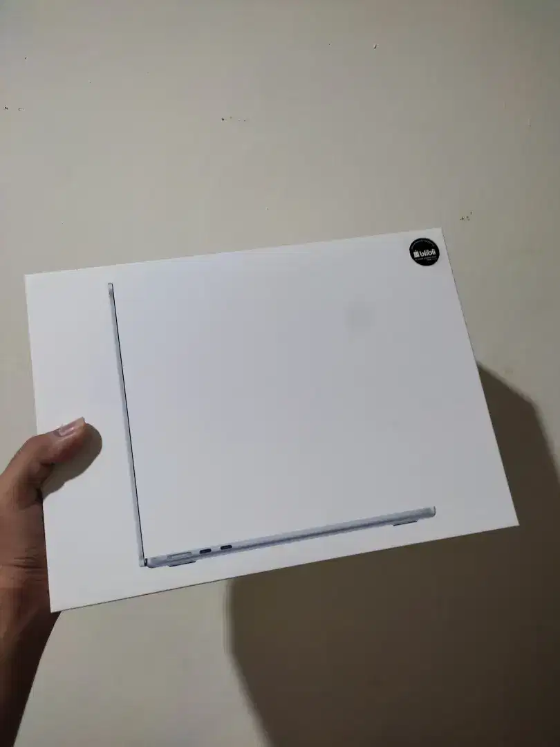 Macbook air M4 13 16/512 sky blue garansi resmi blibli