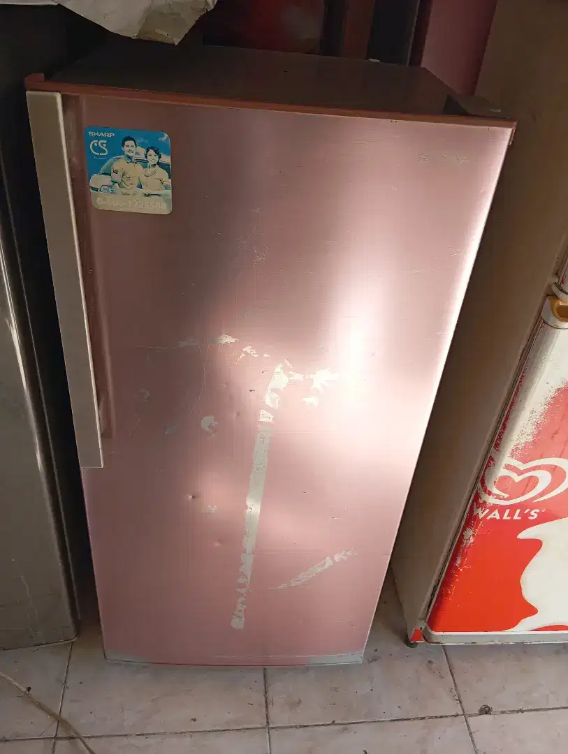 Kulkas bekas 1 pintu Mer Sharp kea atas bw dingin