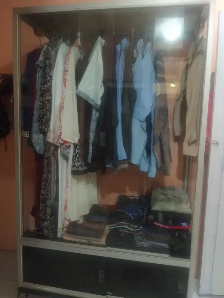 Lemari kaca sleeding