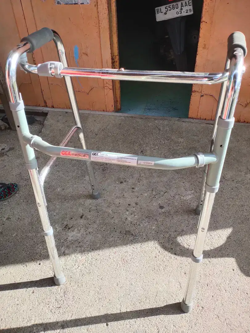 Walker alat bantu jalan