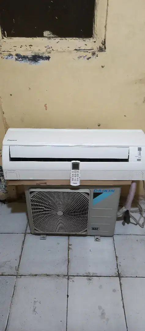 AC Daikin 1/2 PK + pasang,mulus,ori,komplit