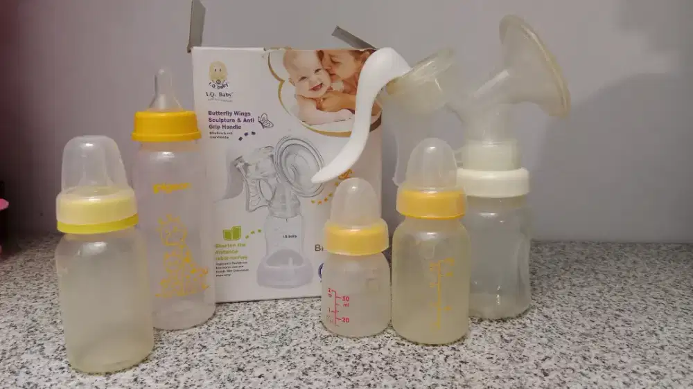 Manual Breast Pump dan 4 Botol Susu