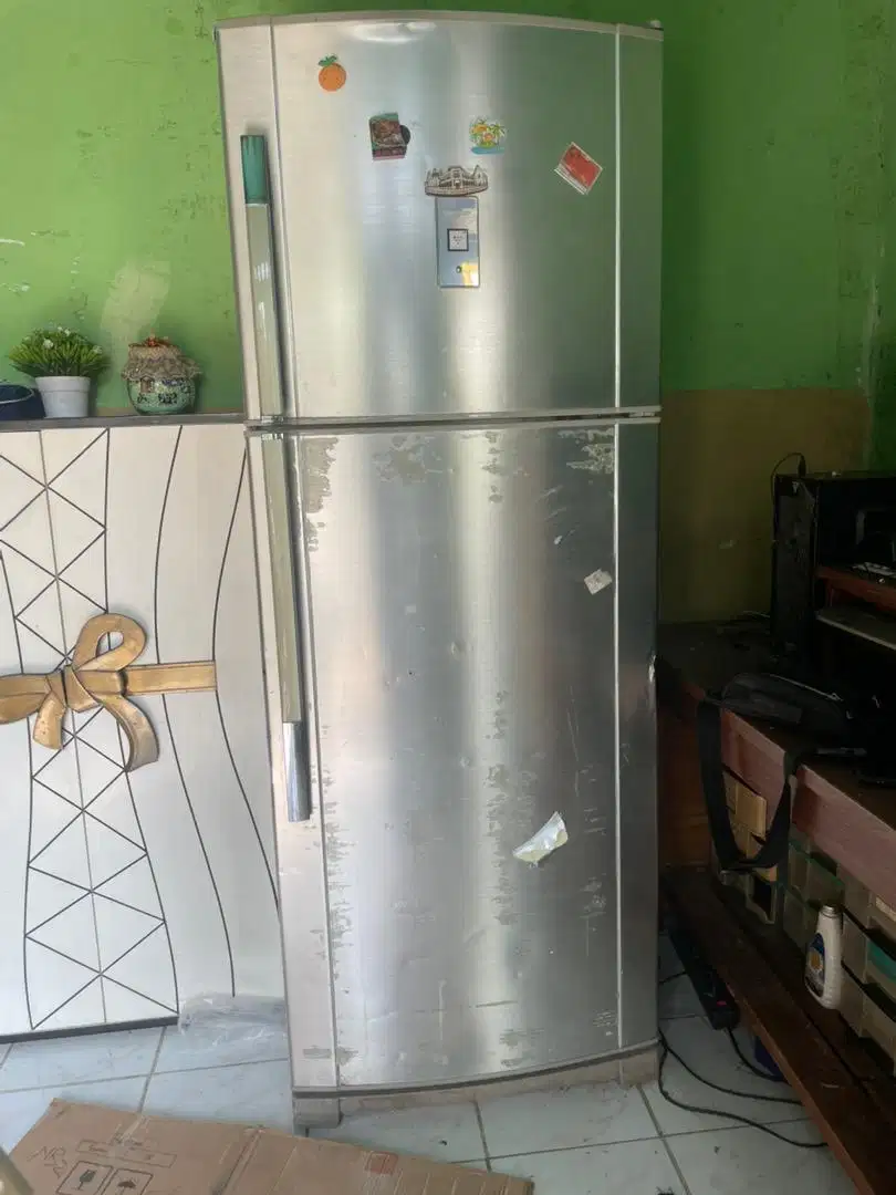 kulkas sharp 2 pintu tinggi 2 meteran