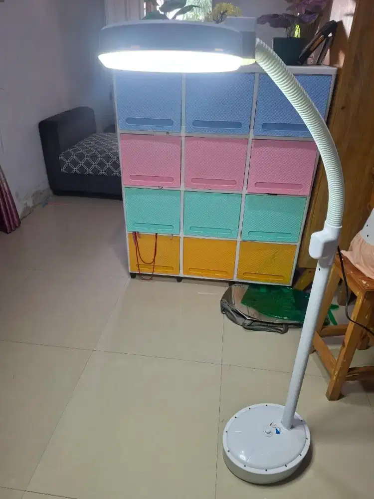 Lampu facial plus kaca pembesar