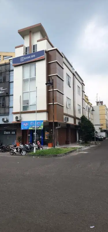 Ruko Hoek Hadap Jalan Raya Ramai di Pusat Kota BSD