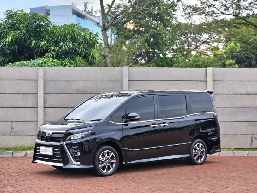 LOW ODO TOYOTA VOXY 2.0  cc AT 2020