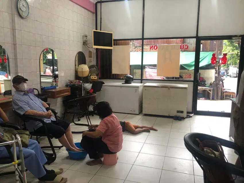 DIJUAL RUMAH PINGGIR JALAN 3LANTAI MANGGA BESAR
