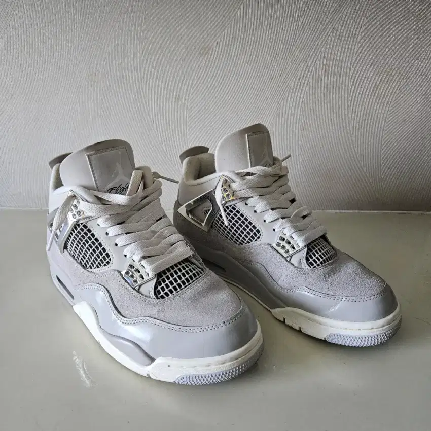 Sepatu Nike Air Jordan 4 Retro Frozen Moments