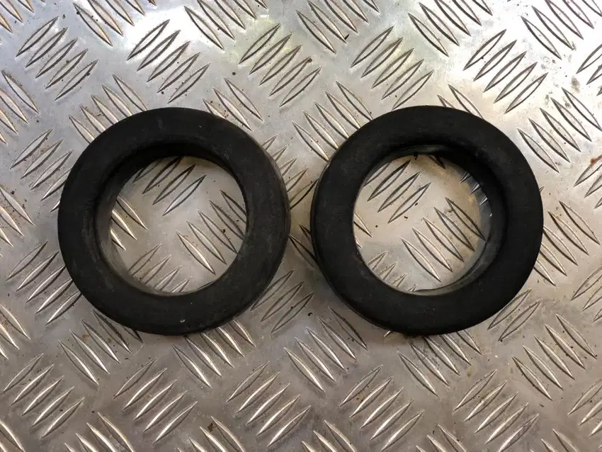 Karet support per mercy W202 asli (sepasang)