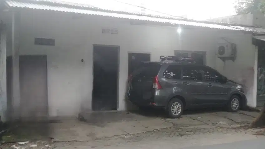 Dijual rumah tua di Tanjung Duren dekat jalan raya