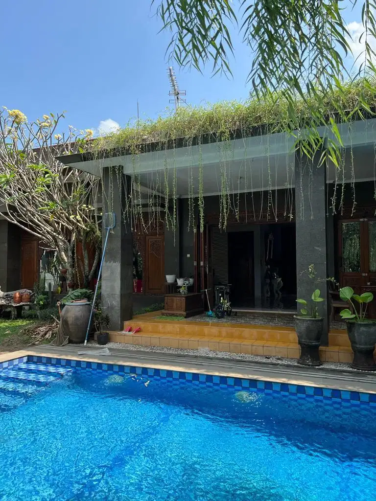 RUMAH MEWAH 2 LANTAI DENGAN DAN KOLAM RENANG ISTIMEWA DI PUSAT KOTA
