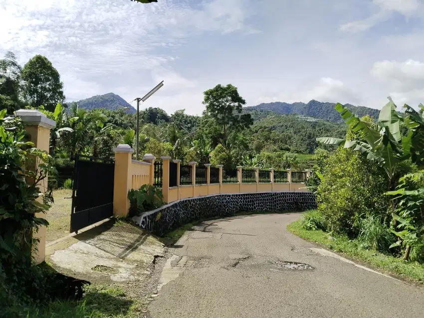 JUAL CEPAT. VILA, KOLAM IKAN & MATA AIR PRIBADI VIEW PEGUNUNGAN