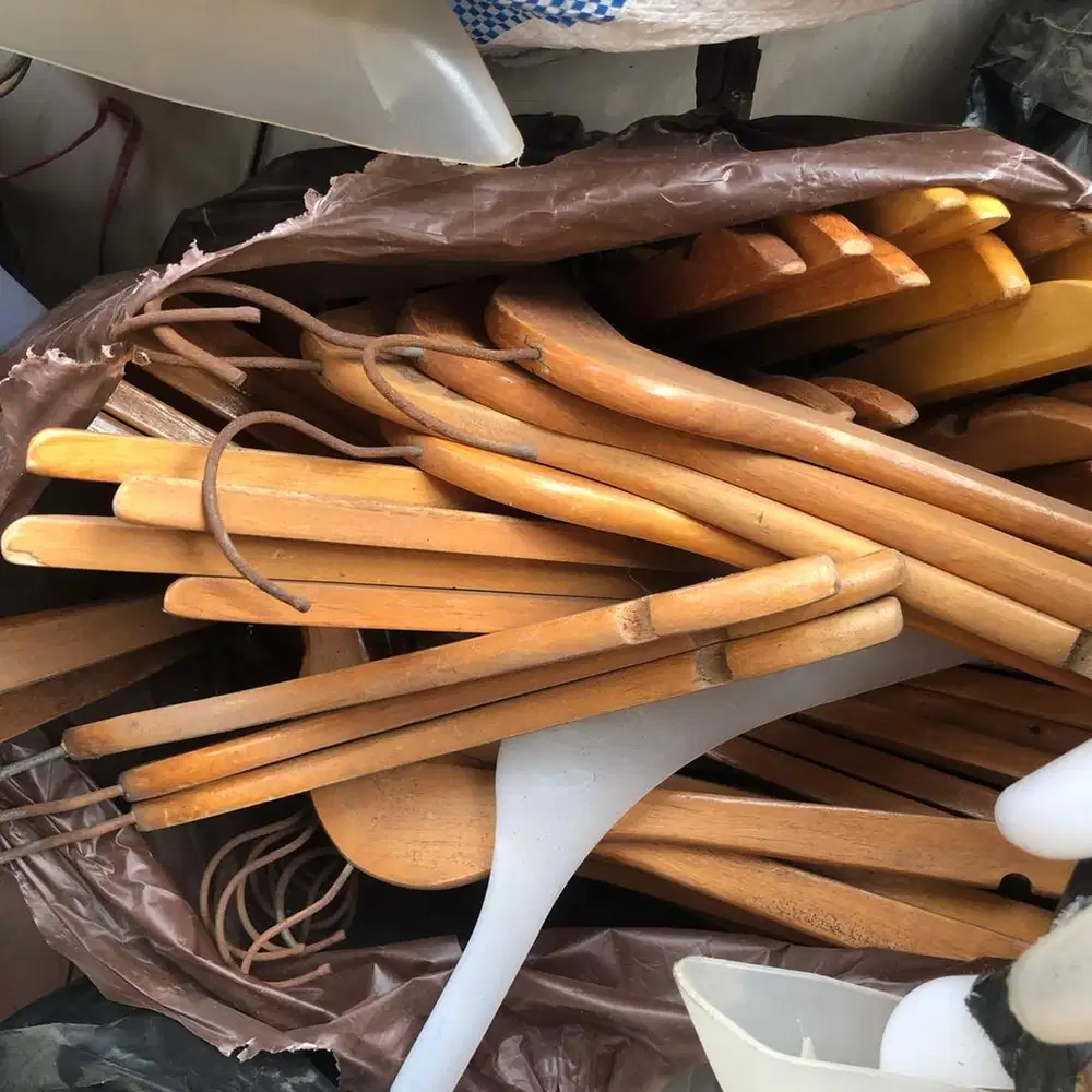 DIJUAL HANGER BAJU DAN CELANA BEKAS