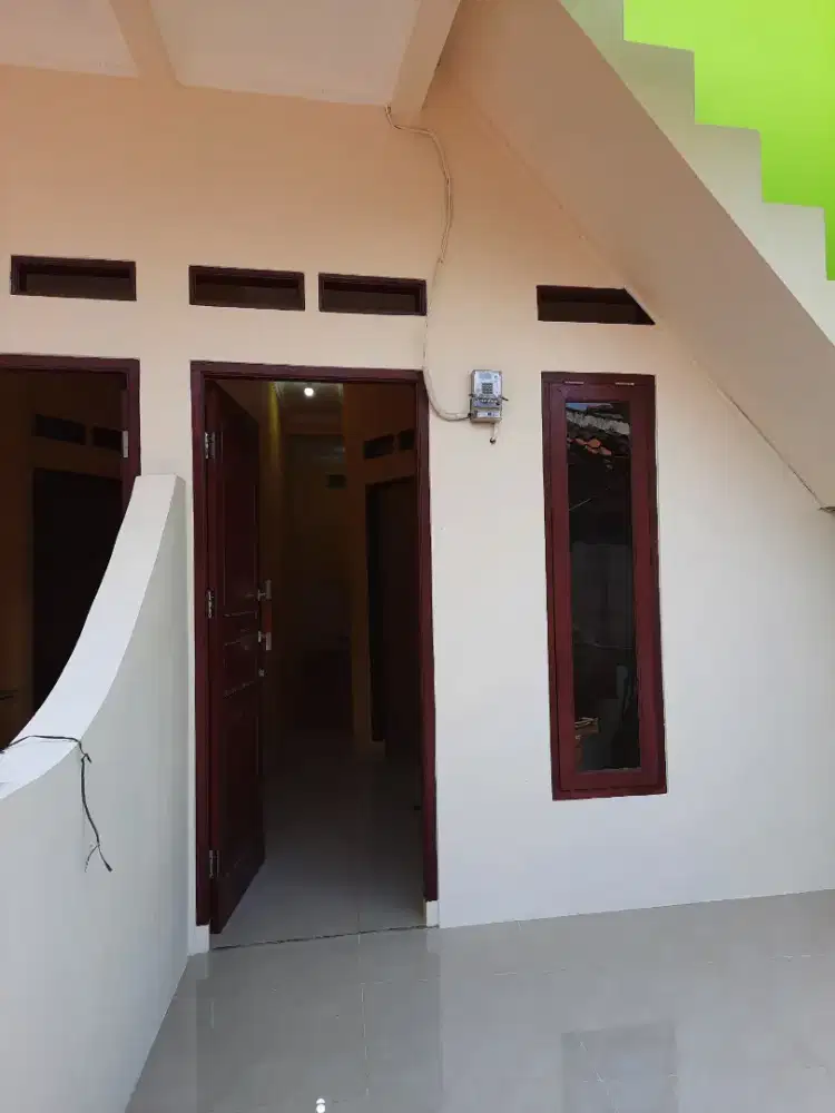 Disewakan Rumah di lt 1, teras luar luas,  air PAM bebas 24 jam