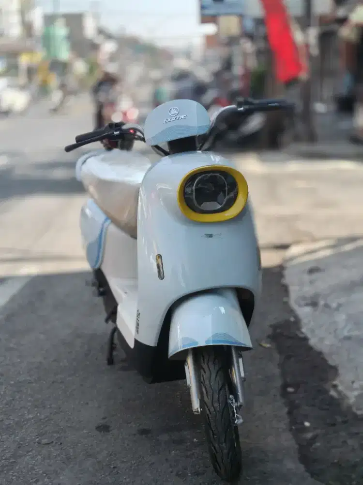 SEPEDA LISTRIK DESAIN MOTOR READY BANYAK STOK DAN BERGARANSI RESMI