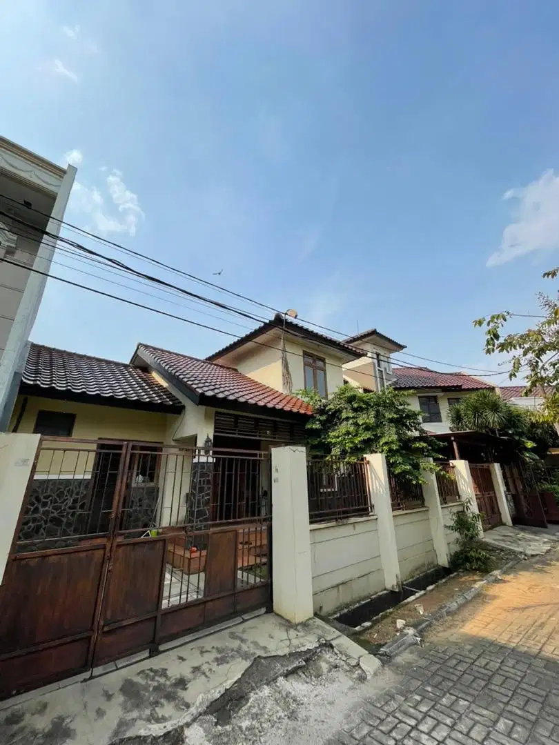 DISEWAKAN MURAH RUMAH DI NUSALOKA JALAN PRIVATE
