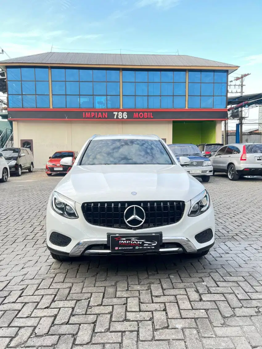 Mercedes Benz GLC250 A/T Putih 2015  crv hrv lx nx200 zenix c 200 avan