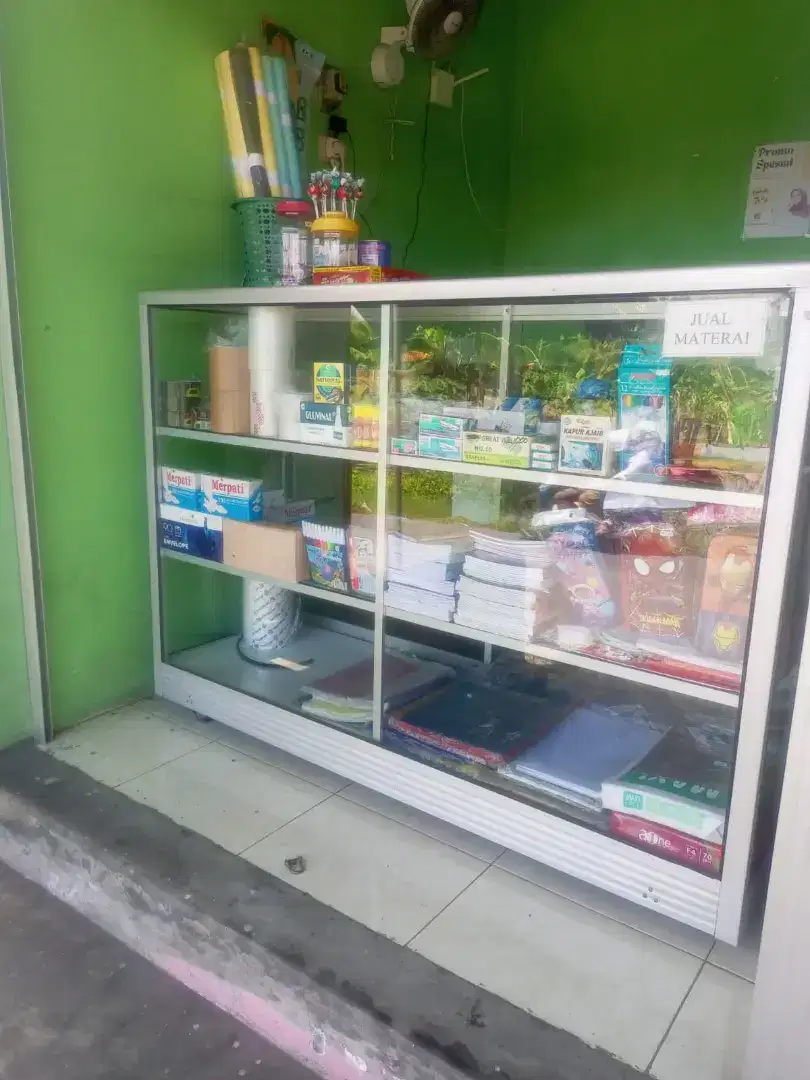 Etalase kaca ukuran 1,5 meter