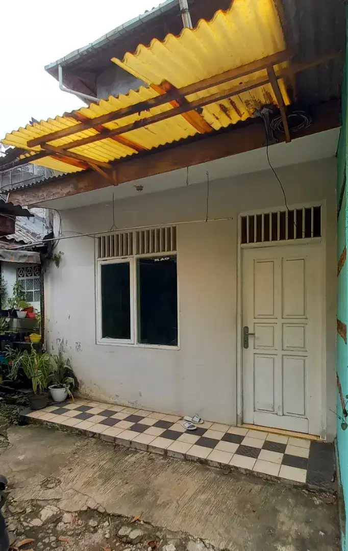 Disewakan rumah di bukit duri jakarta selatan 2 kamar + AC 1 unit