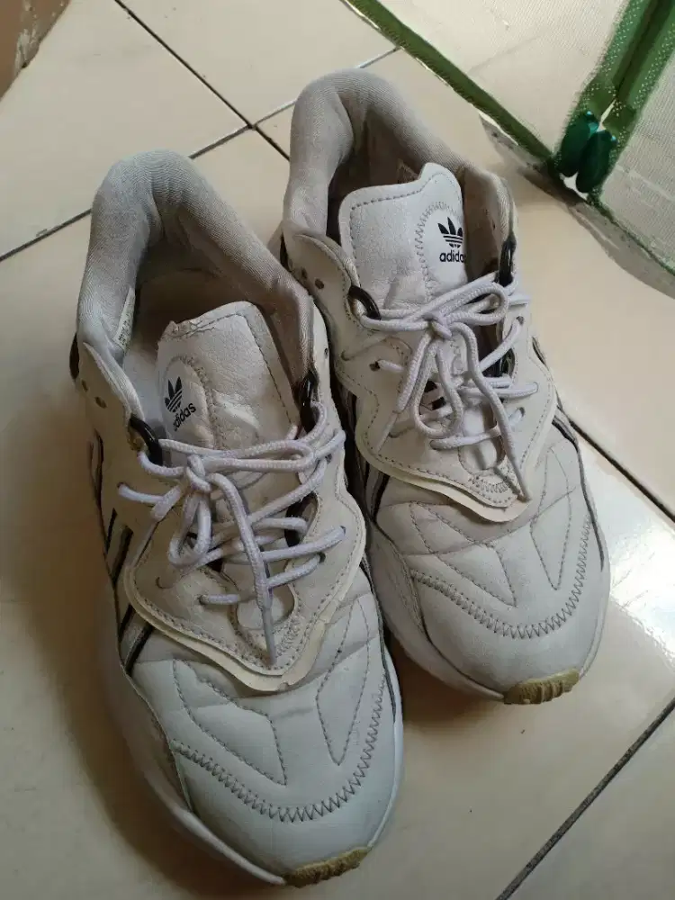 Sepatu merk Adidas warna putih, size 42. Made in Vietnam