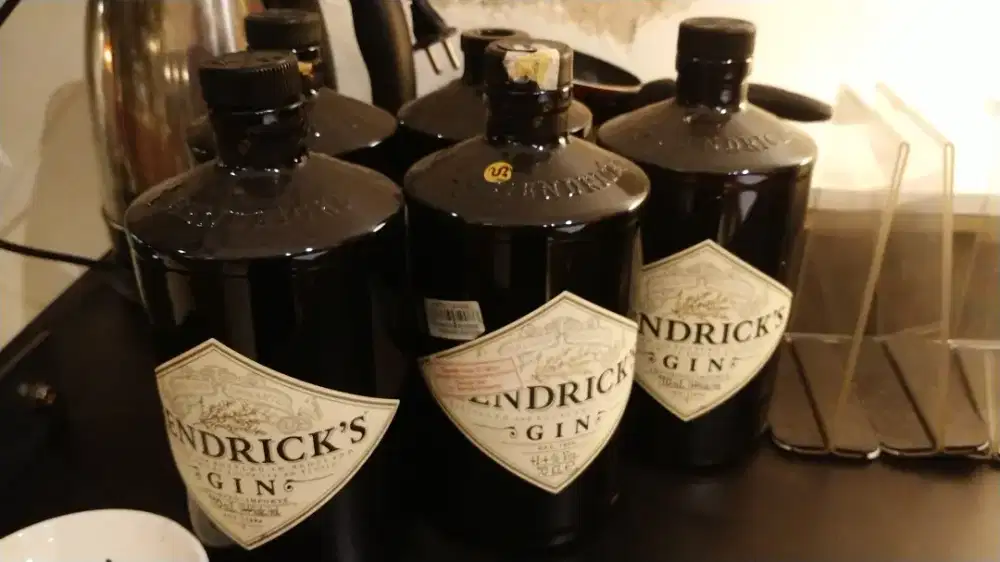 Botol Hendrick GIN , tersedia 5 botol (1 tanpa tutup)