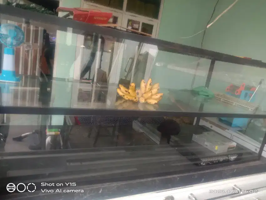 Jual cepat buwat usaha etalase plus meja.