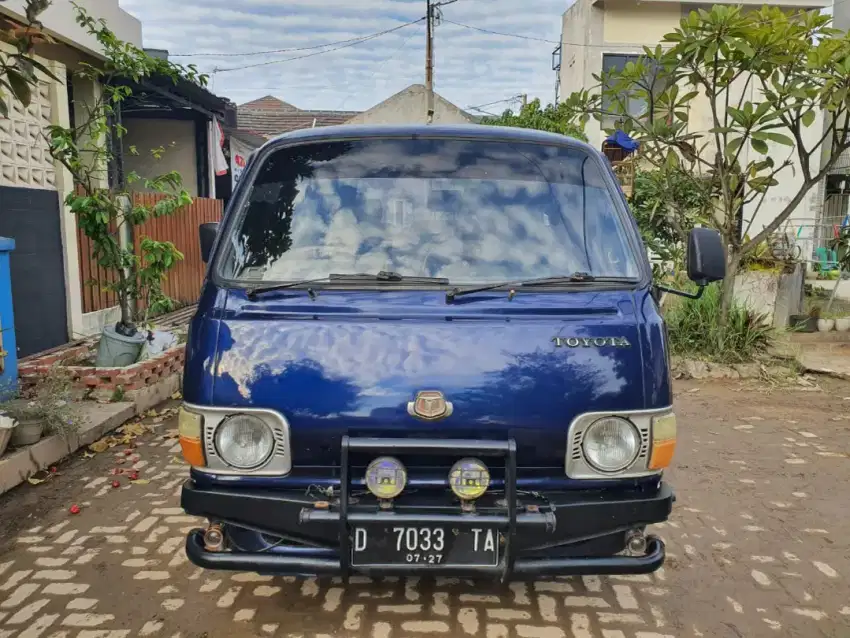 Dijual mbahnya Toyota HIACE bensin 1.6 th 1981