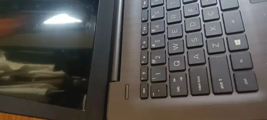 Laptop merk HP warna Hitam