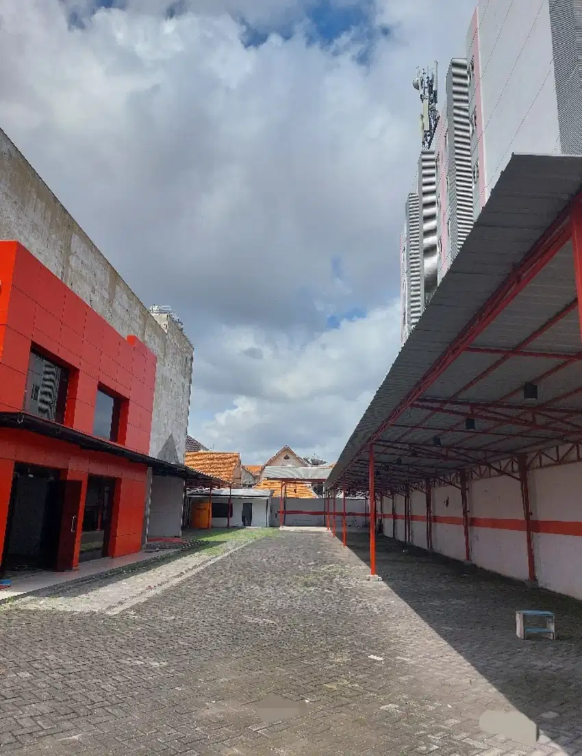 Disewakan bangunan dengan lahan parkir luas