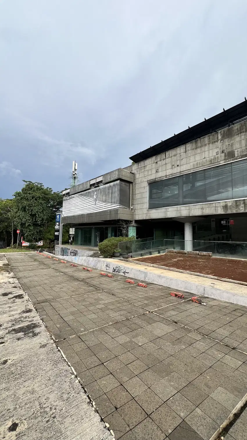 Gedung Kemang 3 Lantai Luas 3000m2 Hoek SHM Ex Showroom Pinggir Jalan