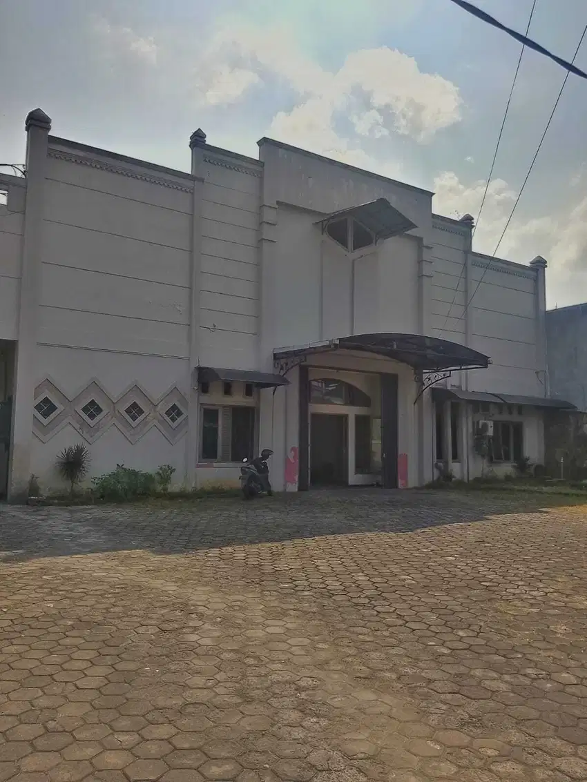 Gudang Dan kantor Dolog Wolter monginsidi Semarang timur