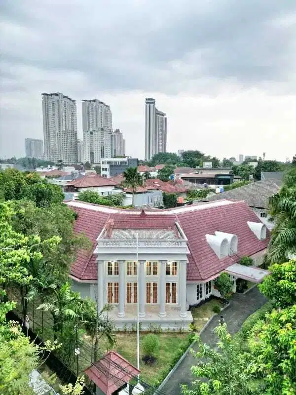 Dijual Rumah Modern Classic Halaman Luas di Simprug Hanglekir Kebayoan